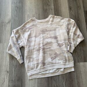 American Eagle Outfitters Camo Overszied Sweatshirt Relaxed Fit Crew Neck